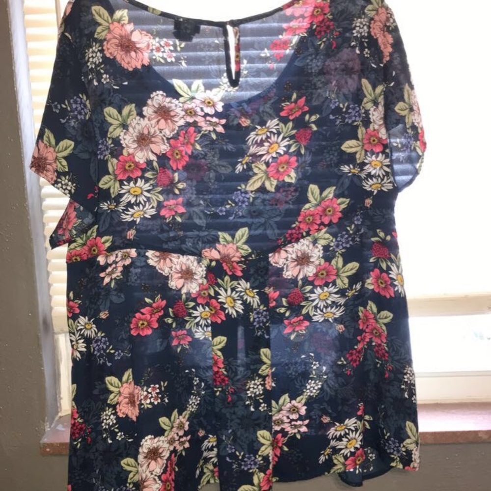 Very pretty blouse. Goes very well with a lot.